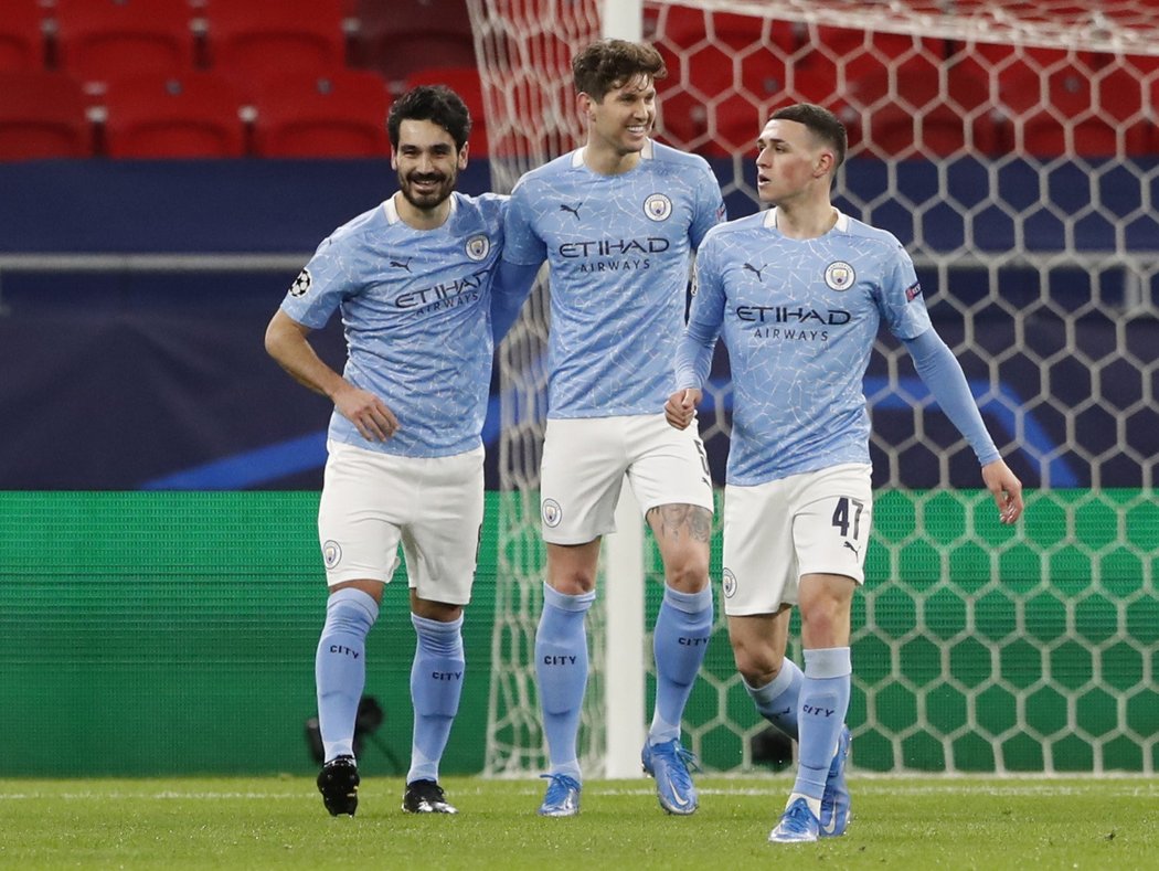 Fotbalisté Manchesteru City se radují po gólu Ilkaye Gündogana v odvetě osmifinále Ligy mistrů proti Mönchengladbachu