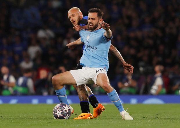 Bernardo Silva si kryje balon Bernardo Silva si kryje balon