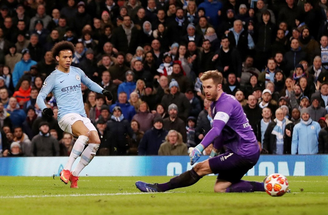 Leroy Sané přidal třetí gól Manchesteru City proti Schalke