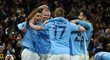 Fotbalisté Manchesteru City se radují z dalšího gólu Haalanda