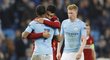 Kevin de Bruyne odchází zklamaný, Alex Oxlade-Chamberlain a Raheem Sterling v přátelském objetí