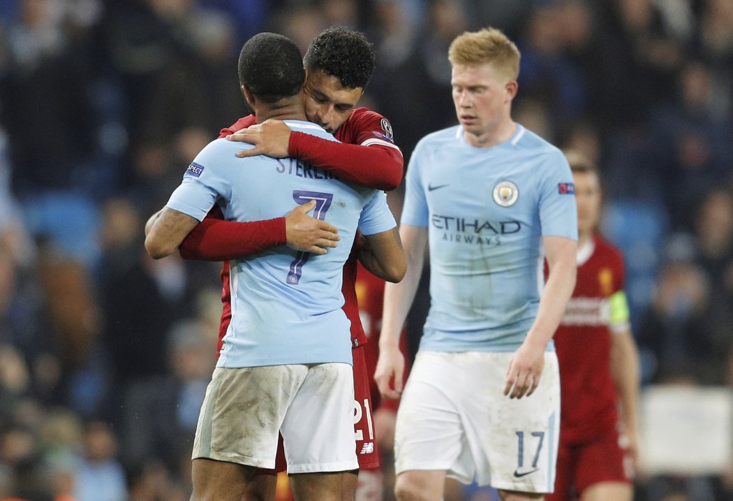 Kevin de Bruyne odchází zklamaný, Alex Oxlade-Chamberlain a Raheem Sterling v přátelském objetí