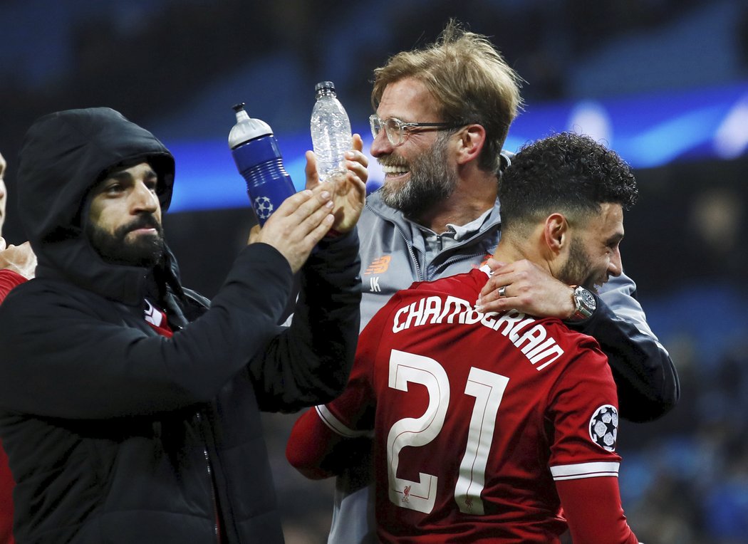 Jürgen Klopp slaví postup s Alexem Oxlade-Chamberlainem a Mohamedem Salahem