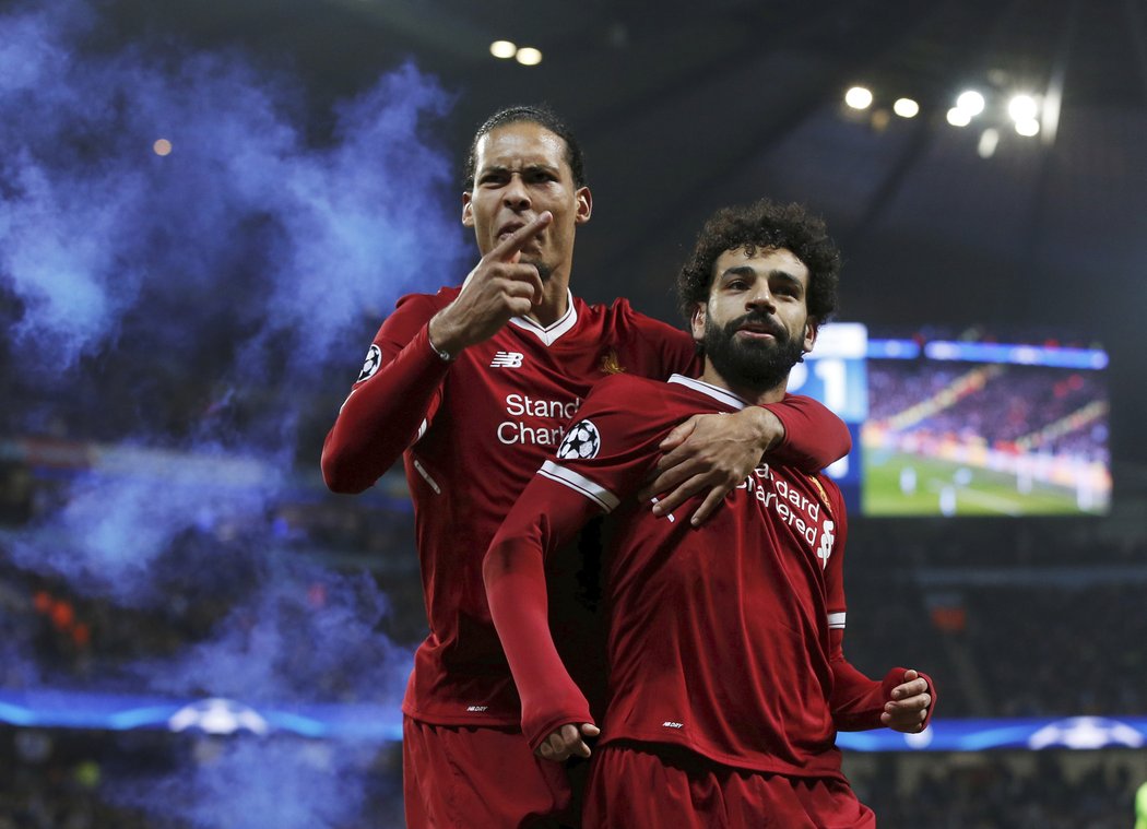 Mohamed Salah a Virgil van Dijk se radují z důležitého gólu