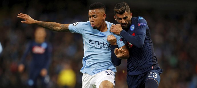 Gabriel Jesus byl ve středu zájmu hostujících hráčů