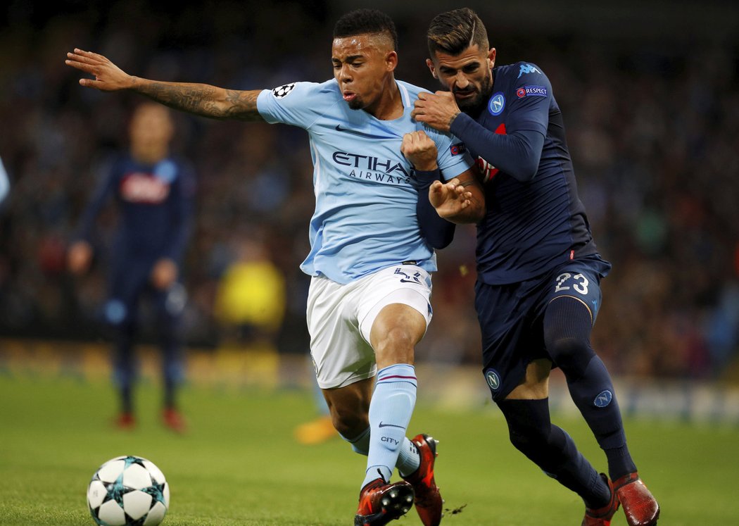 Gabriel Jesus byl ve středu zájmu hostujících hráčů