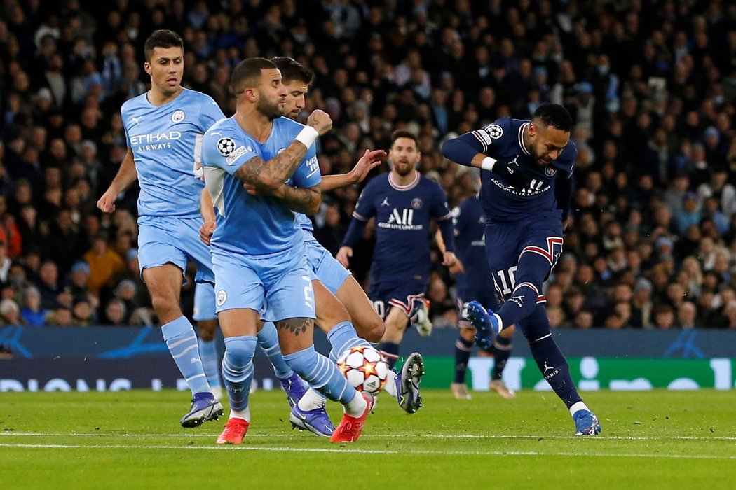 Brazilec Neymar pálí v utkání s Manchesterem City