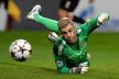 Brankář Manchesteru City Joe Hart se jen dívá za střelou fotbalistů Plzně. Šla vedle...