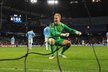 Joe Hart naštvaně křičí po vyrovnávacím gólu Tomáše Hořavy. Manchester City nakonec Plzeň porazil 4:2