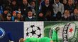 Zklamaný brankář Manchesteru City Joe Hart po inkasovaném gólu od Tomáše Hořavy