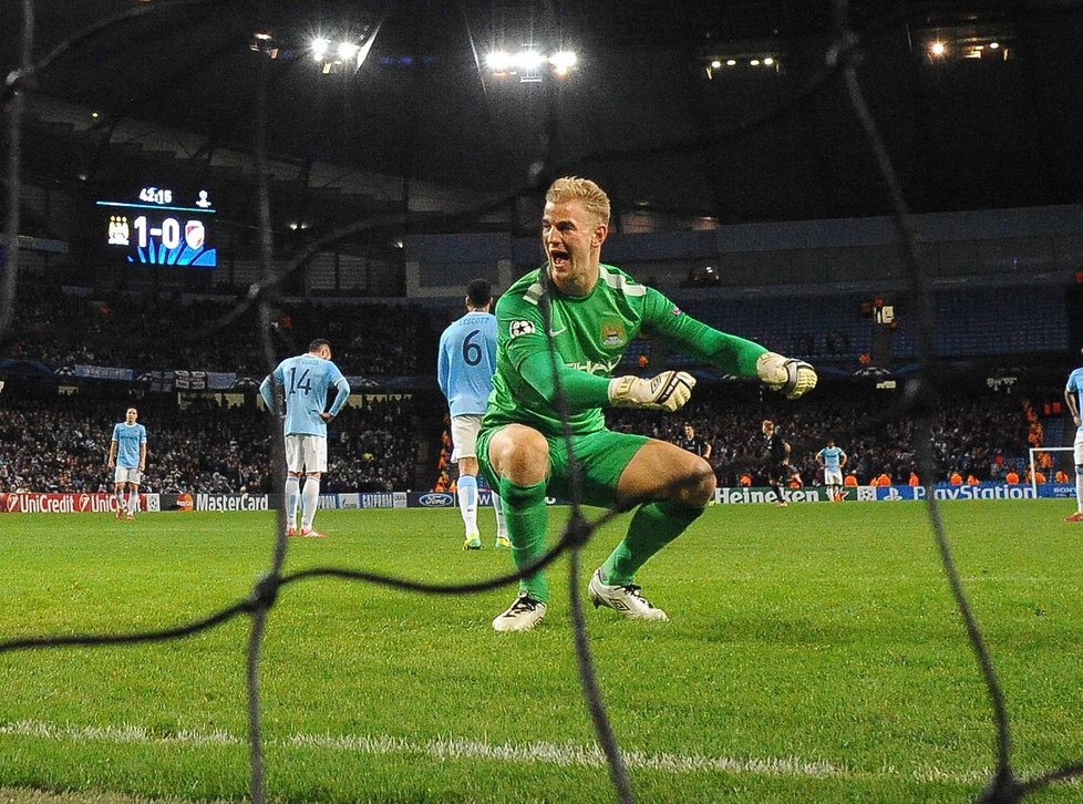 Joe Hart naštvaně křičí po vyrovnávacím gólu Tomáše Hořavy. Manchester City nakonec Plzeň porazil 4:2