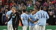 Fotbalisté Manchesteru City se radují z vedoucího gólu v zápase proti Plzni