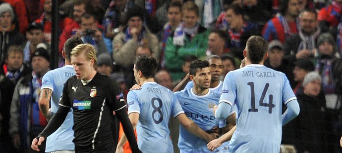 Fotbalisté Manchesteru City se radují z vedoucího gólu v zápase proti Plzni