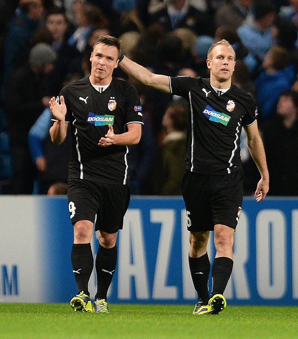 Daniel Kolář (vpravo) gratuluje Stanislavu Teclovi k vyrovnání na 2:2 na hřišti Manchesteru City. Plzeň ale nakonec stejně prohrála 2:4