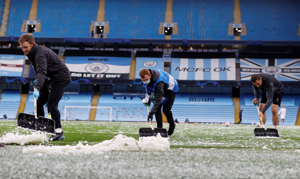 Nad Etihad Stadium se před semifinále Ligy mistrů mezi Manchesterem City a PSG prohnalo krupobití