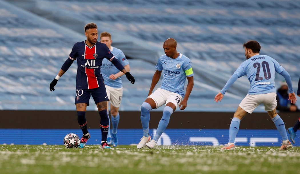 Nad Etihad Stadium se před semifinále Ligy mistrů mezi Manchesterem City a PSG prohnalo krupobití