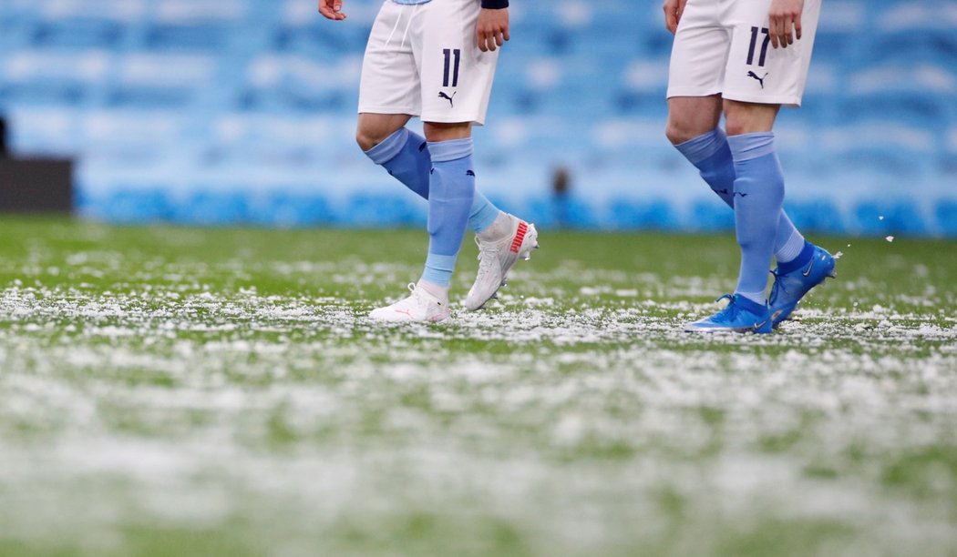 Nad Etihad Stadium se před semifinále Ligy mistrů mezi Manchesterem City a PSG prohnalo krupobití