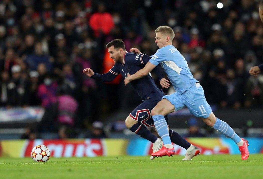 Souboj Lionela Messiho z PSG s Oleksandrem Zinčenkem z Manchesteru City