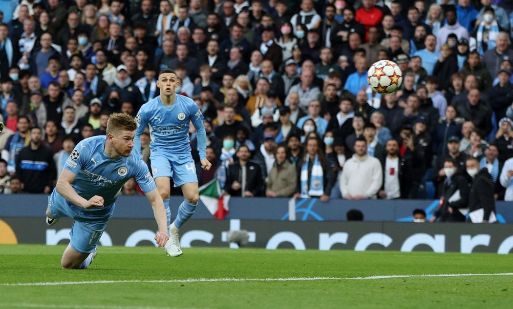 Kevin De Bruyne střílí úvodní gól semifinále Ligy mistrů proti Realu Madrid