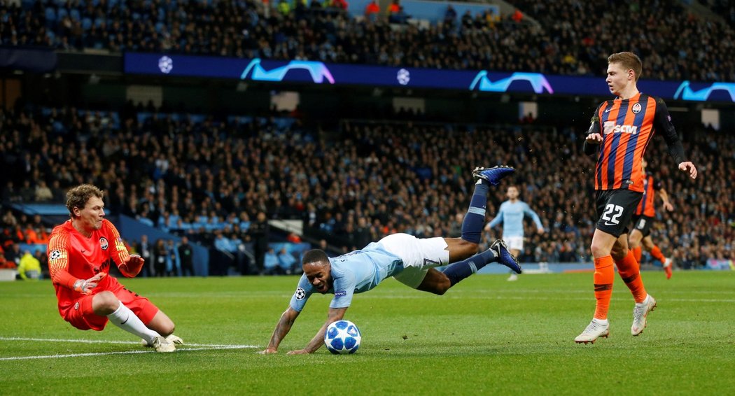 Manchester City kopal pokutový kop, i když nedošlo k žádnému faulu. Raheem Sterling kopl do země a upadl...