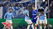 Hráči Manchesteru City se radují ze vstřeleného gólu v duelu se Schalke