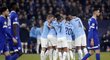 Hráči Manchesteru City se radují ze vstřeleného gólu v duelu se Schalke