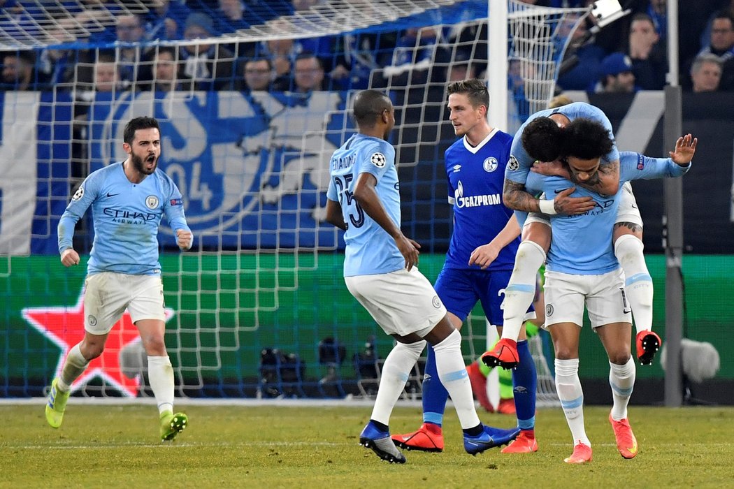 Hráči Manchesteru City se radují ze vstřeleného gólu v duelu se Schalke