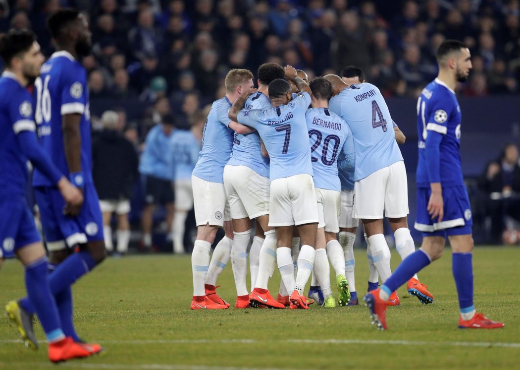 Hráči Manchesteru City se radují ze vstřeleného gólu v duelu se Schalke