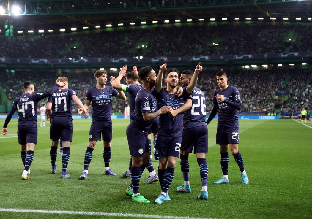 Radost fotbalistů Manchesteru City po jedné z branek v osmifinále Ligy mistrů proti Sportingu Lisabon