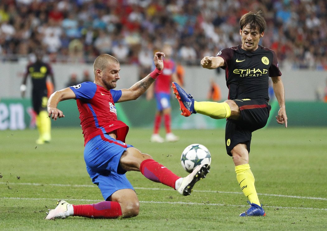 David Silva (vpravo) se snaží zakončit, brání mu v tom obránce Gabriel Tamas