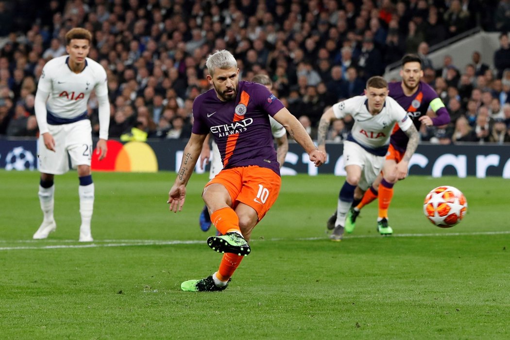 Útočník Manchesteru City Sergio Agüero nedal penaltu ve čtvrtfinále Ligy mistrů s Tottenhamem