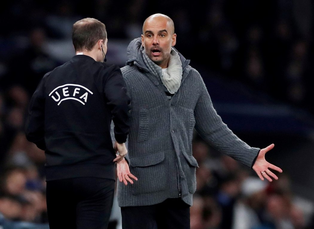 Trenér Manchesteru City Pep Guardiola v diskuzi s rozhodčím