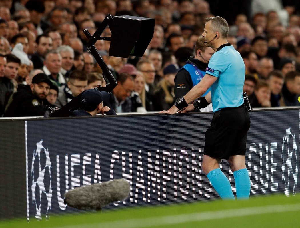 Rozhodčí Bjorn Kuipers zkoumá penaltovou situaci ve čtvrtfinále Ligy mistrů mezi Tottenhamem a Manchestrem City