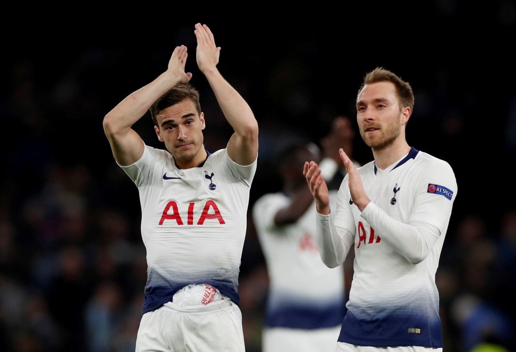 Fotbalisté Tottenhamu ve chvíli, kdy porazili Manchester City 1:0 v úvodním čtvrtfinále Ligy mistrů