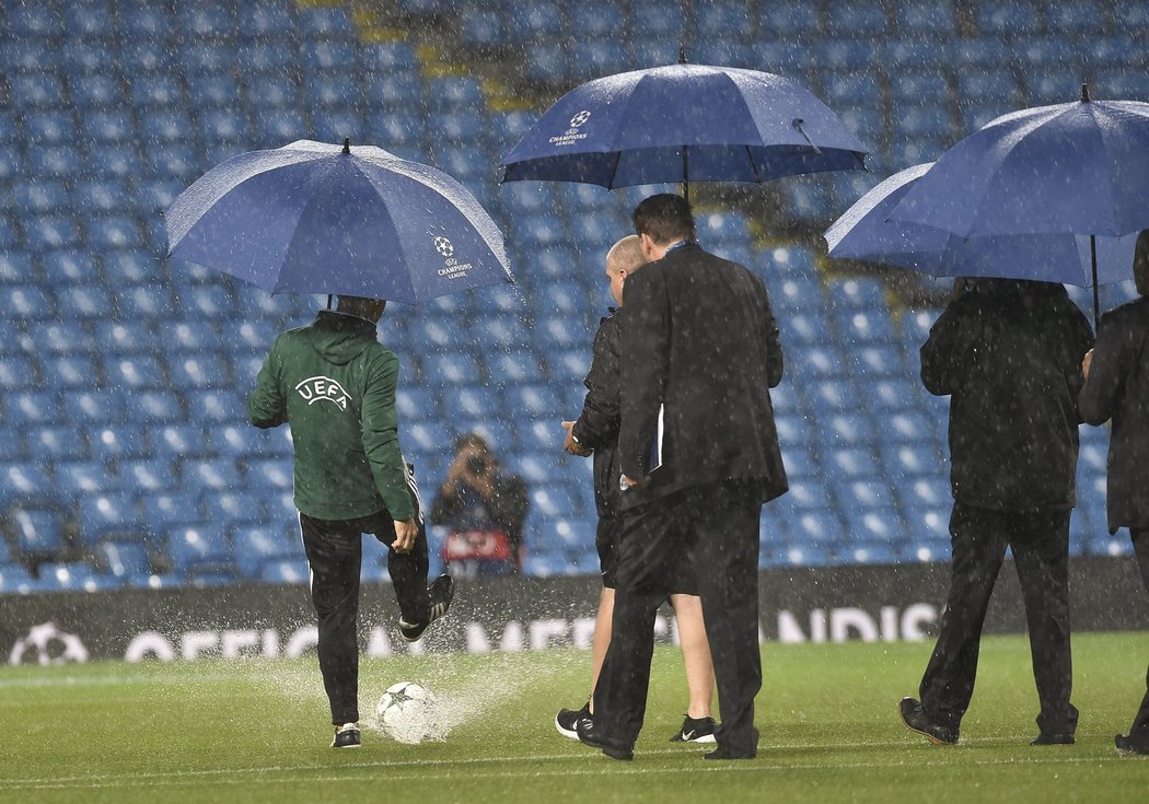 Zástupci UEFA kontrolují stav hřiště na stadionu Manchesteru City
