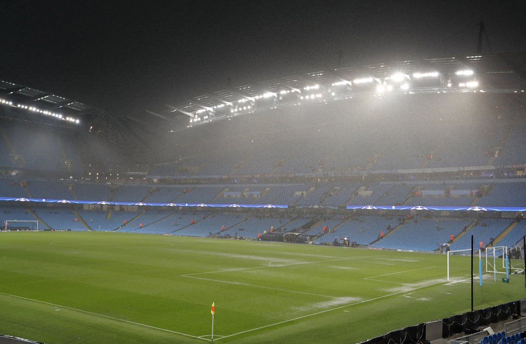 V Manchesteru překazil fotbal silný déšť