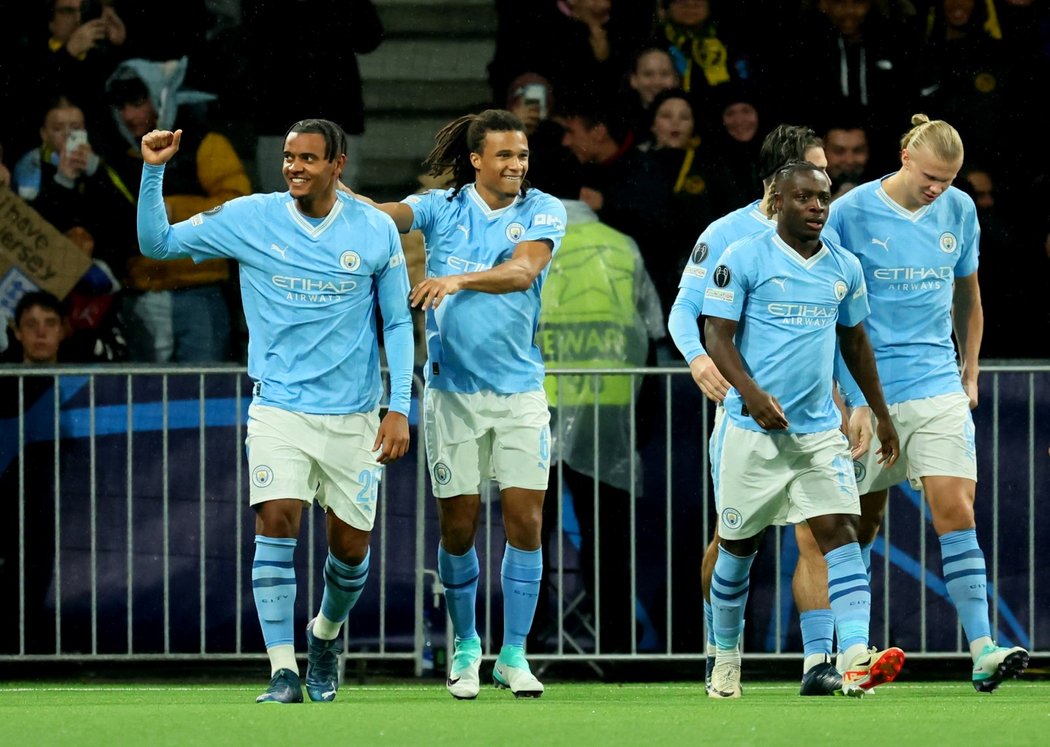 Hráči Manchesteru City slaví gól proti Young Boys