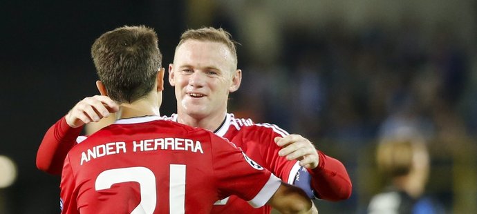 Rooney se objímá s Anderem Herrerou.