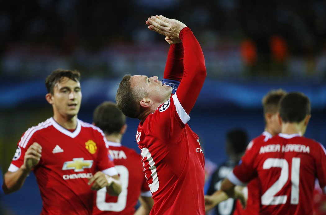 Wayne Rooney se modlí po vstřelené brance.