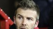 David Beckham sleduje snažení svých spoluhráčů z AC Milán v osmifinále Ligy mistrů proti Manchesteru United