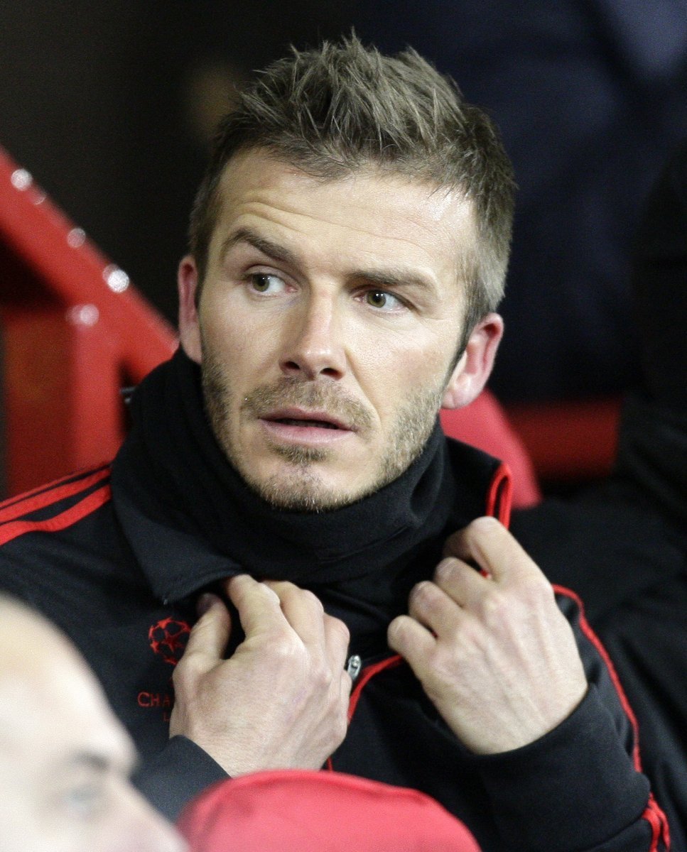 David Beckham sleduje snažení svých spoluhráčů z AC Milán v osmifinále Ligy mistrů proti Manchesteru United