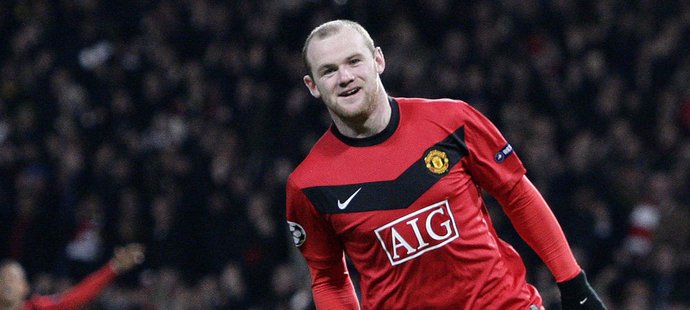 Wayne Rooney se raduje z gólu do sítě AC Milán