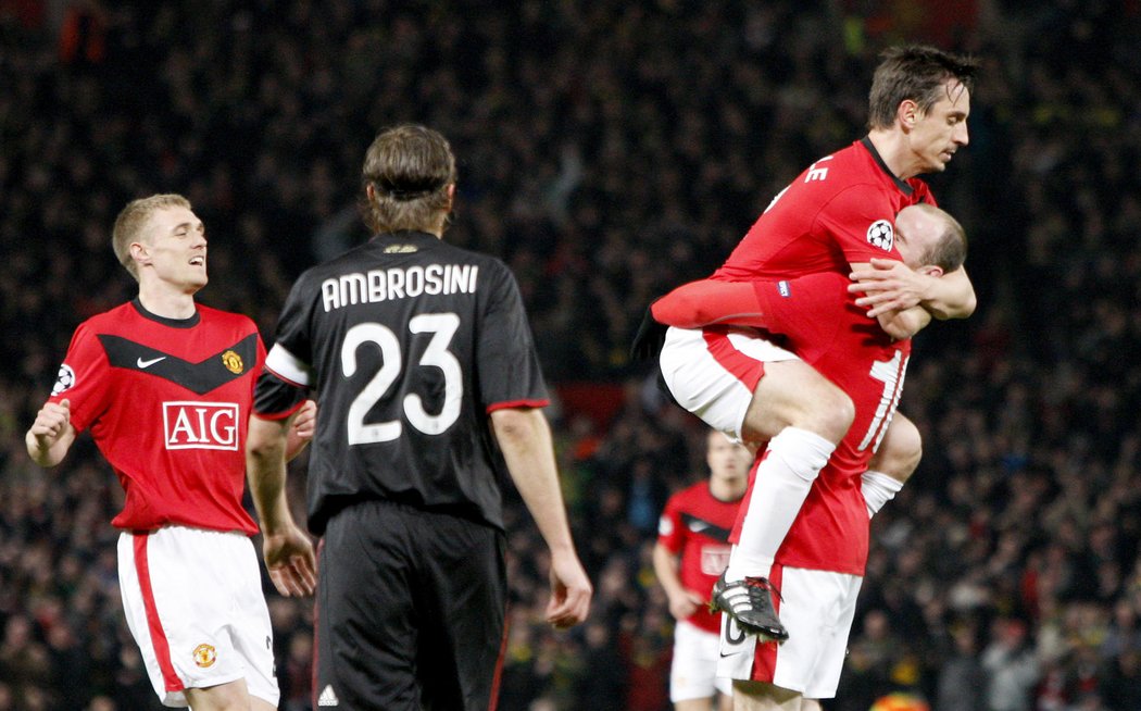 Hráči Manchesteru United Wayne Rooney (vpravo) s Gary Nevillem se radují z gólu do sítě AC Milán