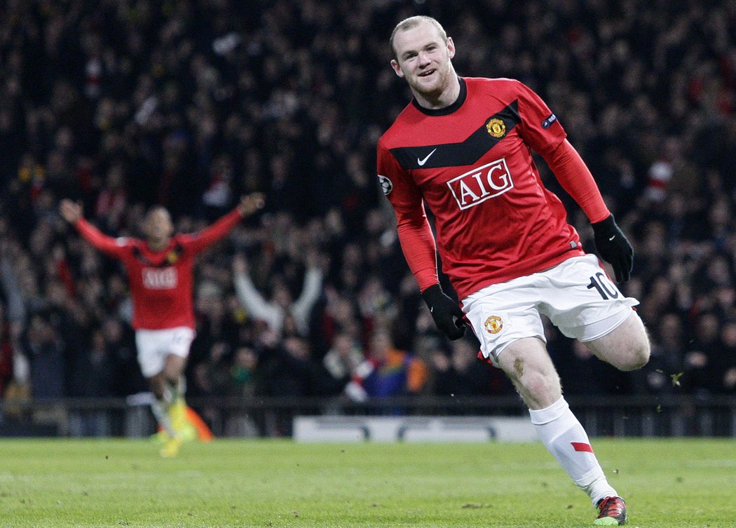 Wayne Rooney se raduje z gólu do sítě AC Milán