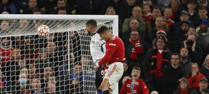 Cristiano Ronaldo střílí třetí gól Manchesteru