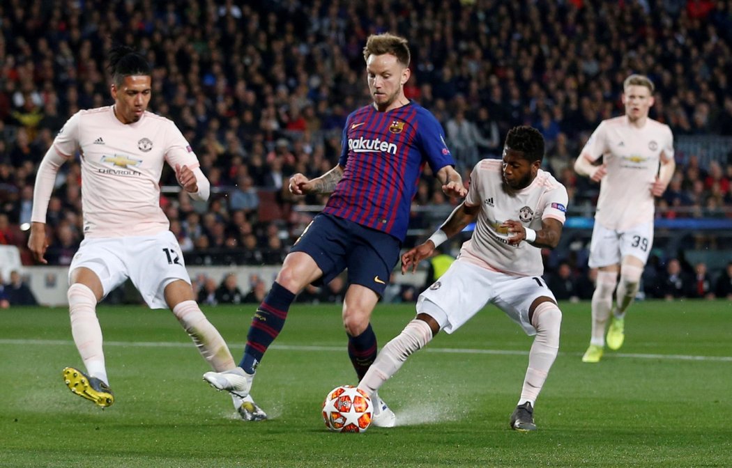 Ivan Rakitić upadl ve vápně United, penalta z toho nebyla