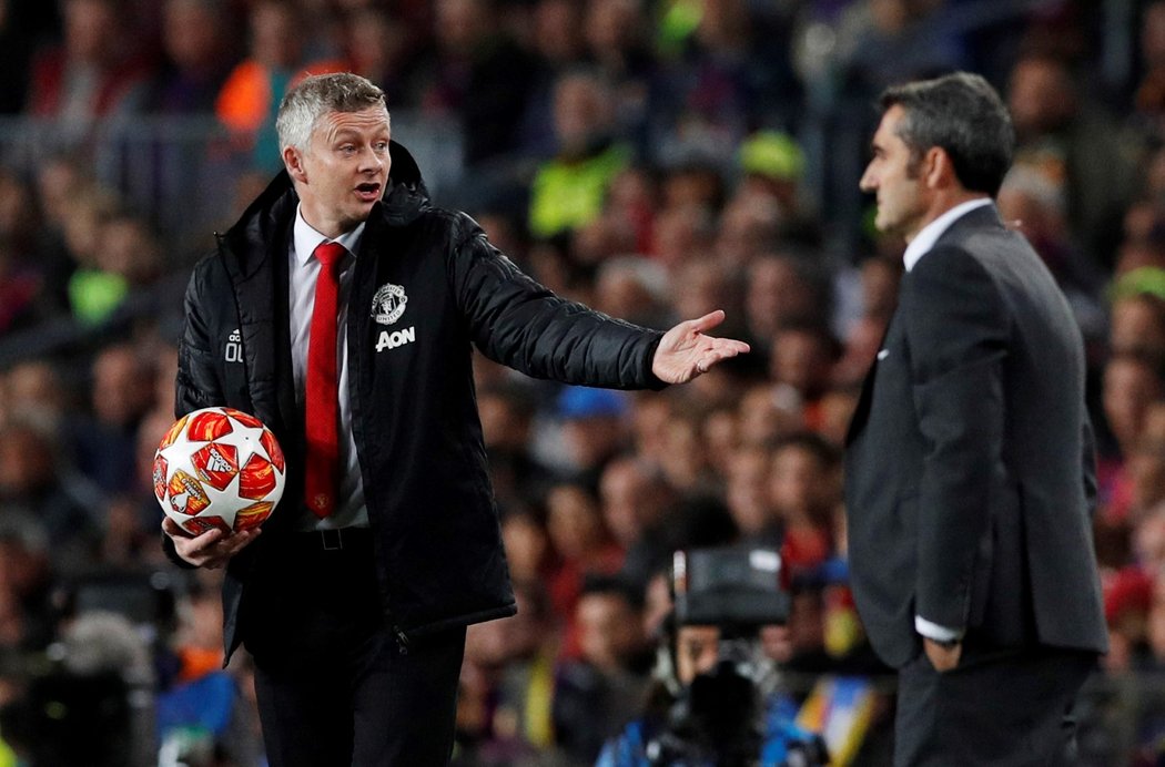 Trenér Manchesteru United Ole Gunnar Solskjaer (vlevo) a kouč Barcelony Ernesto Valverde