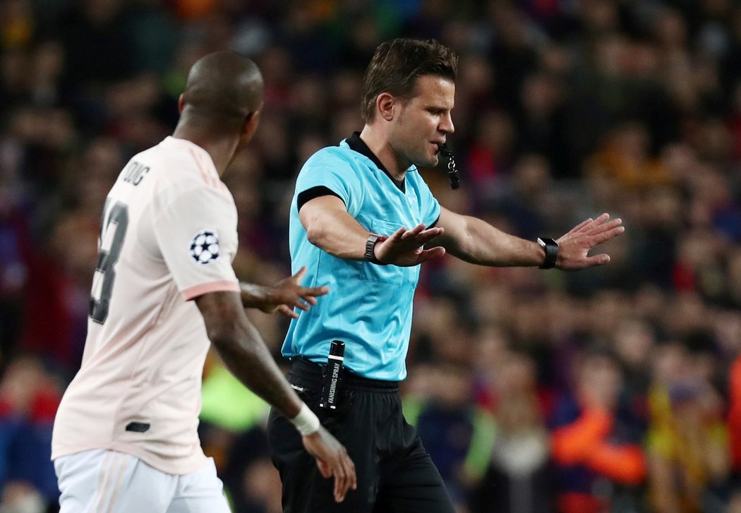 Sudí Felix Brych nařídil penaltu pro Barcelonu, VAR ji odvolal