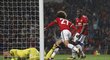 Tomáš Vaclík dostává gól na hřišti Manchesteru United