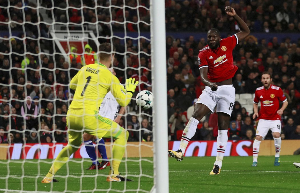 Romelu Lukaku ve velké šanci před Tomášem Vaclíkem